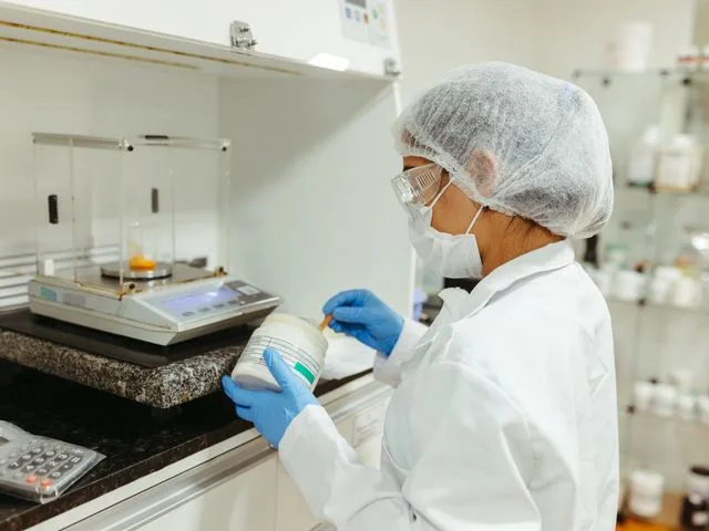 Élelmiszeripari laboráns nyersanyag-mintát elemez a laboratóriumban